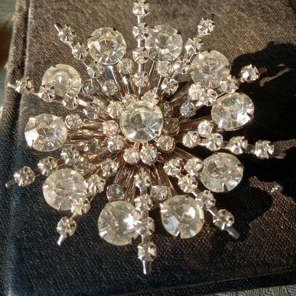 Rhinestone Snowflake Lapel Pin Brooch - Picture 5 of 12